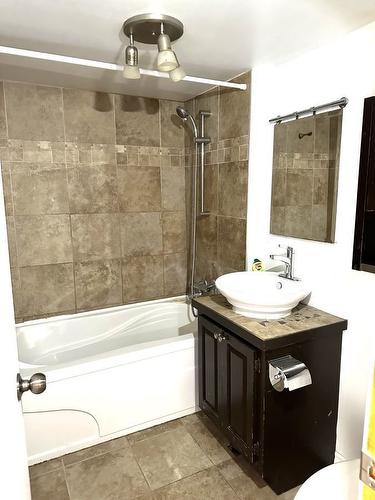 Salle de bains - 690  - 692 Rue St-Charles, Marieville, QC - Indoor Photo Showing Bathroom