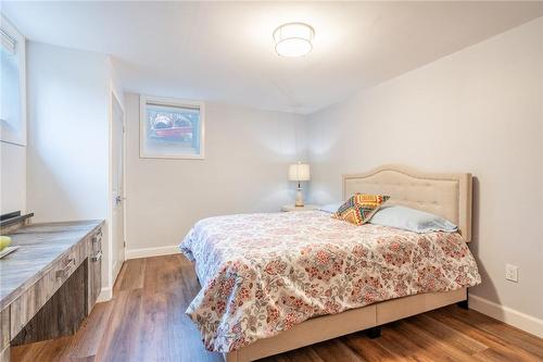 4306 Lakeshore Road, Burlington, ON - Indoor Photo Showing Bedroom