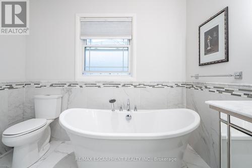 4306 Lakeshore Rd, Burlington, ON - Indoor Photo Showing Bathroom