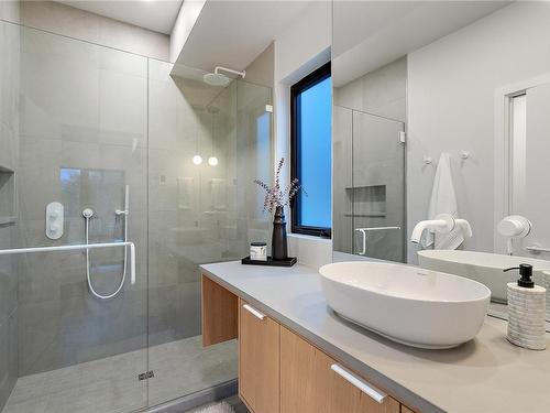 431 Parry St, Victoria, BC - Indoor Photo Showing Bathroom