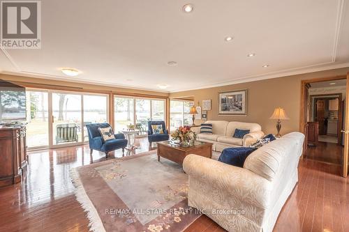 8 Manor Rd, Kawartha Lakes, ON - Indoor Photo Showing Living Room
