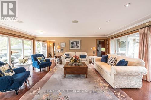 8 Manor Road, Kawartha Lakes, ON - Indoor Photo Showing Living Room