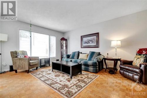 23 Banting Crescent, Ottawa, ON - Indoor Photo Showing Living Room