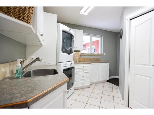 3071 Heddle Road, Nelson, BC - Indoor Photo Showing Laundry Room