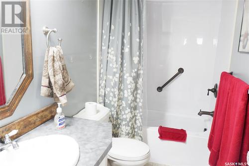 211 2Nd Avenue W, Mossbank, SK - Indoor Photo Showing Bathroom