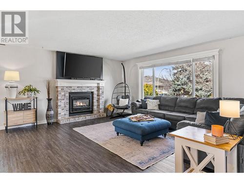 633 Renshaw Road, Kelowna, BC - Indoor Photo Showing Living Room With Fireplace