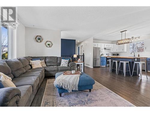 633 Renshaw Road, Kelowna, BC - Indoor Photo Showing Living Room