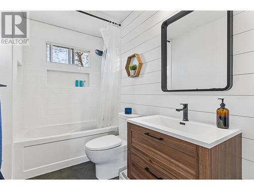 633 Renshaw Road, Kelowna, BC - Indoor Photo Showing Bathroom