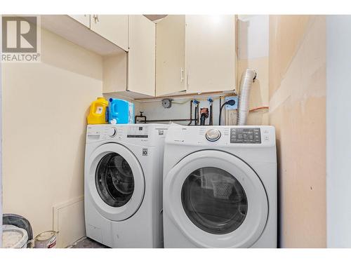 633 Renshaw Road, Kelowna, BC - Indoor Photo Showing Laundry Room