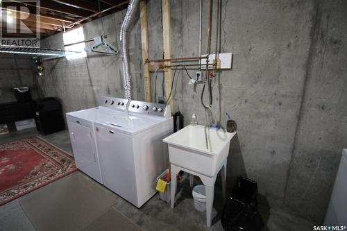 544 Pottery Street, Eastend, SK - Indoor Photo Showing Laundry Room
