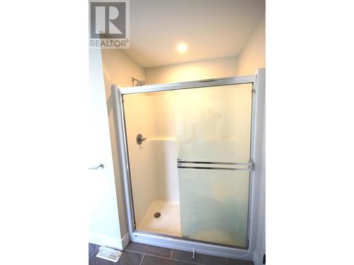 2020 14 Avenue Se, Salmon Arm, BC - Indoor Photo Showing Bathroom