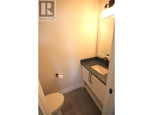 2020 14 Avenue Se, Salmon Arm, BC - Indoor Photo Showing Bathroom