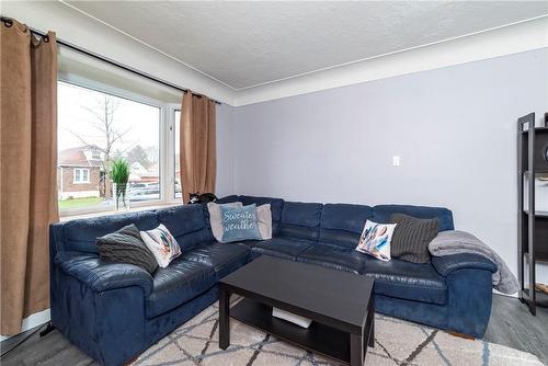 222 Craigroyston Road, Hamilton, ON - Indoor Photo Showing Living Room