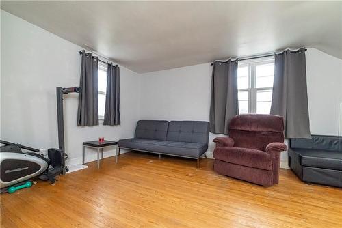 222 Craigroyston Road, Hamilton, ON - Indoor Photo Showing Living Room