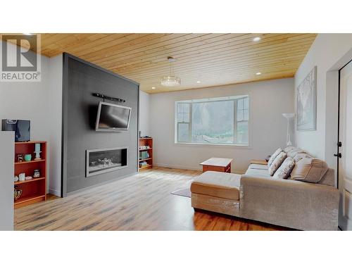 317 2Nd Avenue, Keremeos, BC - Indoor Photo Showing Kitchen With Upgraded Kitchen