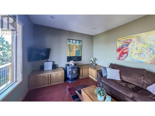 72 Kenyon Road, Vernon, BC - Indoor Photo Showing Living Room
