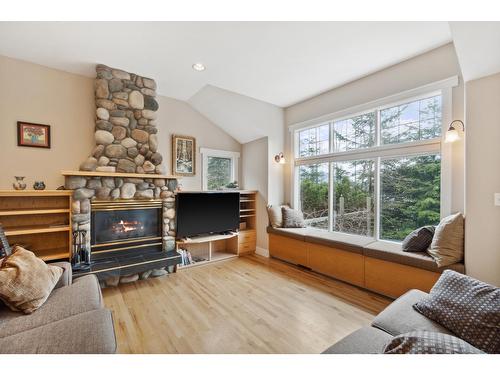 2286 Annable Road, Nelson, BC - Indoor Photo Showing Living Room With Fireplace