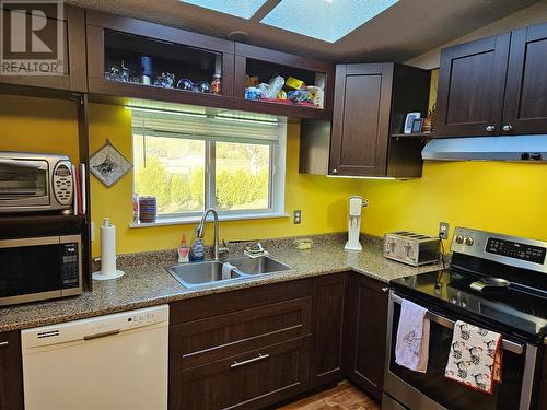 2234 Newton Road, Cawston, BC - Indoor Photo Showing Kitchen With Double Sink