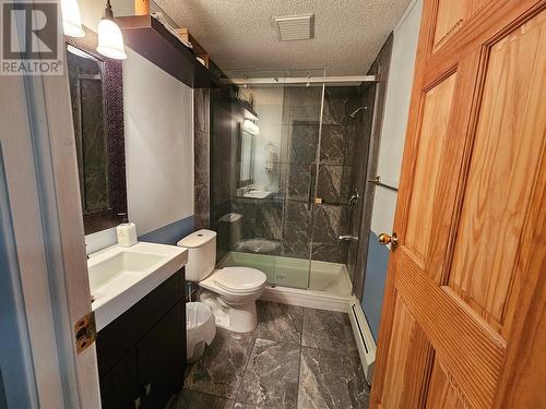 2234 Newton Road, Cawston, BC - Indoor Photo Showing Kitchen With Double Sink