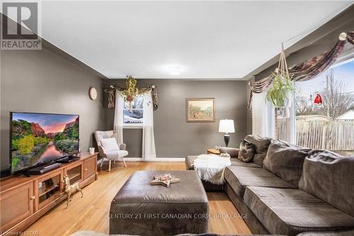 334 Regal Dr, London, ON - Indoor Photo Showing Living Room