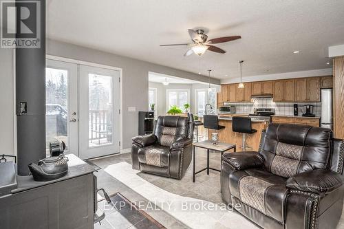 500 Bay Lake Rd, Parry Sound, ON - Indoor Photo Showing Living Room