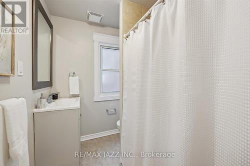 141 Agnes St, Oshawa, ON - Indoor Photo Showing Bathroom