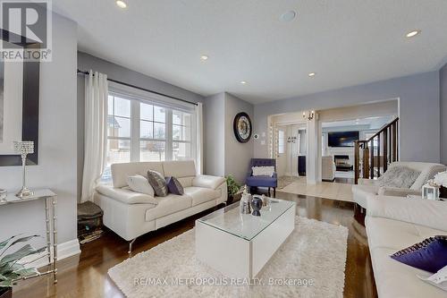 71 Greenhouse Lane, Whitchurch-Stouffville, ON - Indoor Photo Showing Living Room
