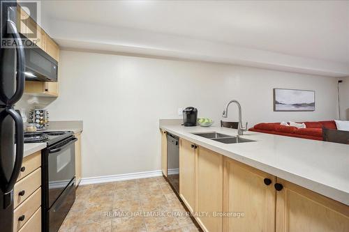 #3 -39 Coulter St, Barrie, ON - Indoor Photo Showing Kitchen With Double Sink