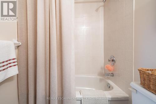 #32 -2025 Cleaver Ave, Burlington, ON - Indoor Photo Showing Bathroom