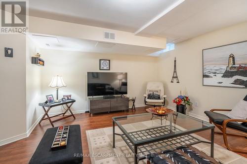 32 - 2025 Cleaver Avenue, Burlington, ON - Indoor Photo Showing Living Room
