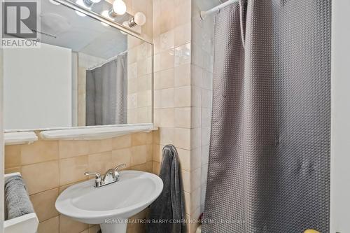 126 Anthony Rd, Toronto, ON - Indoor Photo Showing Bathroom