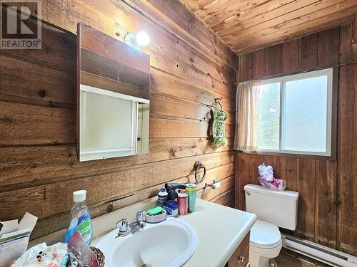 3669 Bradley Creek Road, Forest Grove, BC - Indoor Photo Showing Bathroom