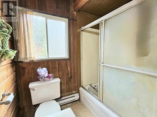 3669 Bradley Creek Road, Forest Grove, BC - Indoor Photo Showing Bathroom