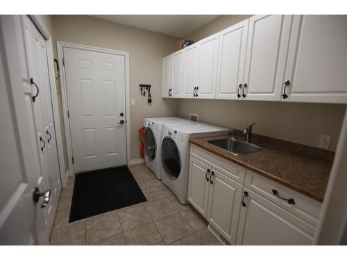 6817 Grandview Drive, Nelson, BC - Indoor Photo Showing Laundry Room