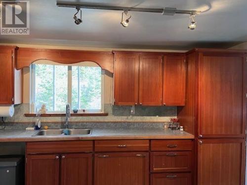 4605 S 97 Highway, Quesnel, BC - Indoor Photo Showing Kitchen With Double Sink