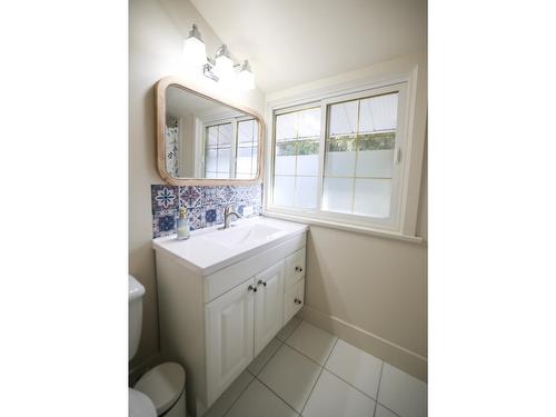 303 Silica Silica Street, Nelson, BC - Indoor Photo Showing Bathroom