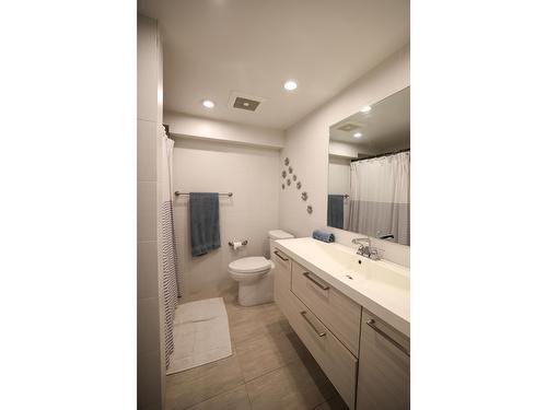 303 Silica Silica Street, Nelson, BC - Indoor Photo Showing Bathroom