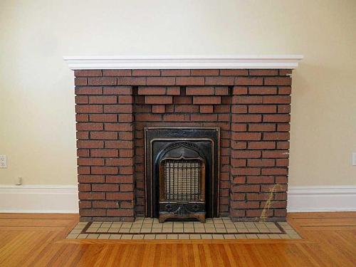 39 Connaught Avenue N, Hamilton, ON - Indoor With Fireplace