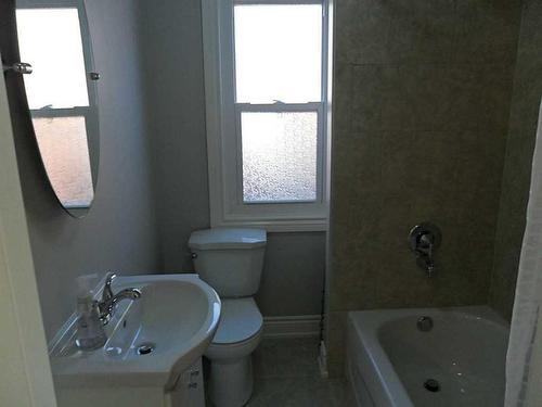 39 Connaught Avenue N, Hamilton, ON - Indoor Photo Showing Bathroom