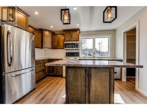3207 16 Street, Vernon, BC - Indoor Photo Showing Kitchen