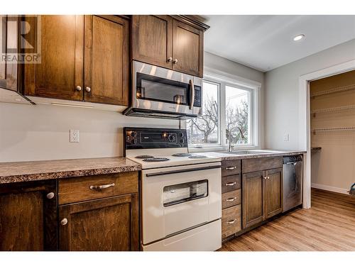 3207 16 Street, Vernon, BC - Indoor Photo Showing Kitchen