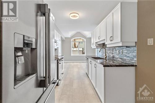 522 Devonwood Circle, Ottawa, ON - Indoor Photo Showing Kitchen With Upgraded Kitchen