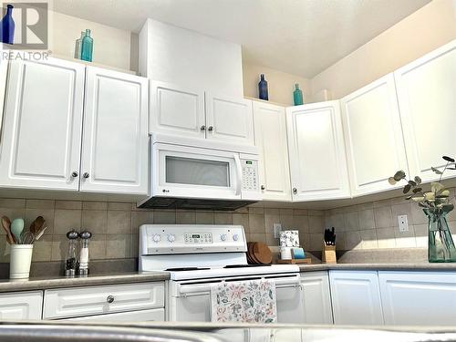 1088 Sunset Drive Unit# 106, Kelowna, BC - Indoor Photo Showing Kitchen