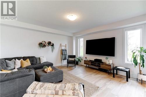 121 Daugaard Ave, Brant, ON - Indoor Photo Showing Living Room