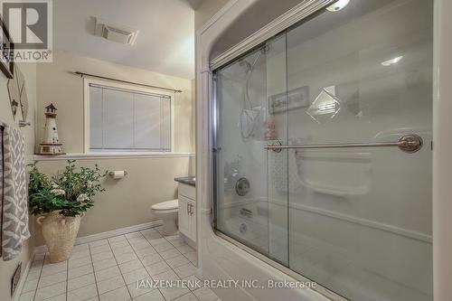 322 Jonathan St, London, ON - Indoor Photo Showing Bathroom