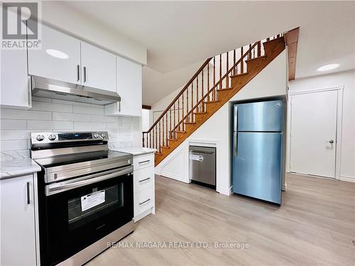 27 Tremont Drive, St. Catharines, ON - Indoor Photo Showing Kitchen