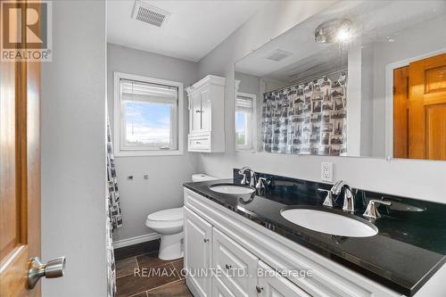 82 North Park Street, Belleville, ON - Indoor Photo Showing Bathroom