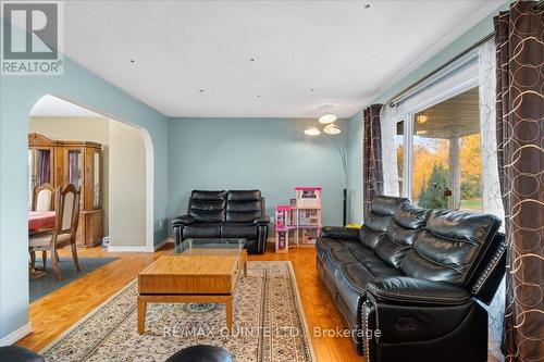 82 North Park Street, Belleville, ON - Indoor Photo Showing Living Room