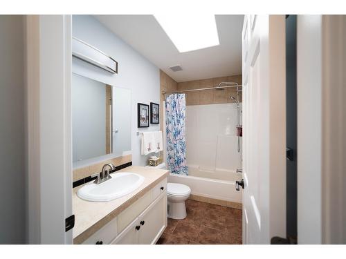 13 - 1401 Willowbrook Drive, Cranbrook, BC - Indoor Photo Showing Bathroom