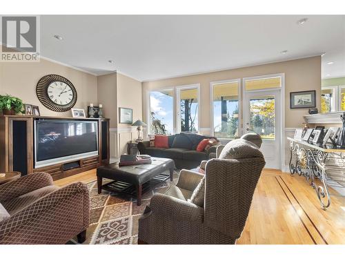2391 26 Avenue Ne, Salmon Arm, BC - Indoor Photo Showing Living Room